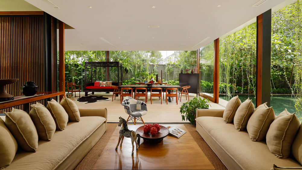 Villa Svarga - Breezy living spaces by the pool